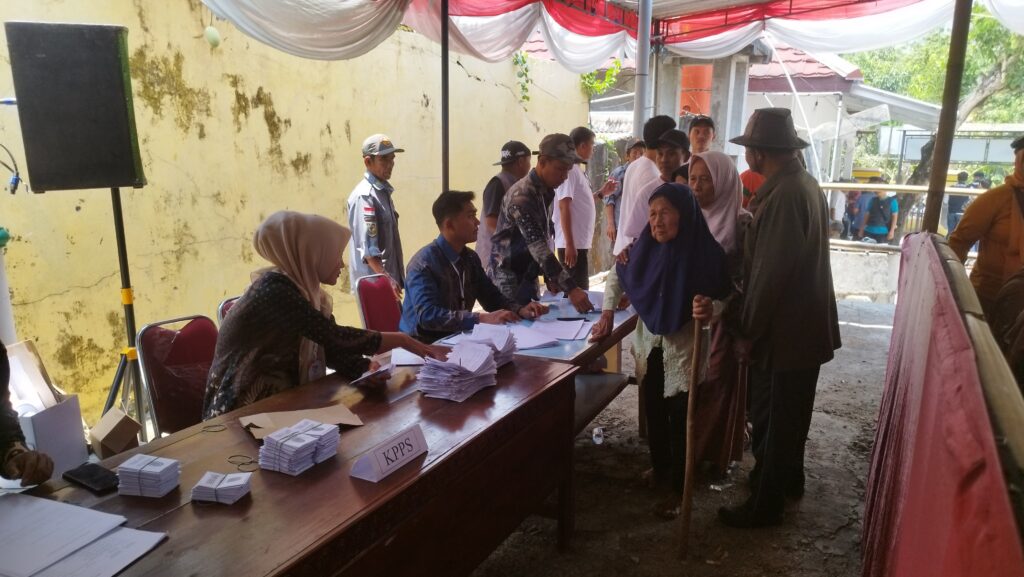 Pemilihan Lurah Watugajah Berlangsung Meriah, Bupati Endah Ajak Warga Jaga Persaudaraan