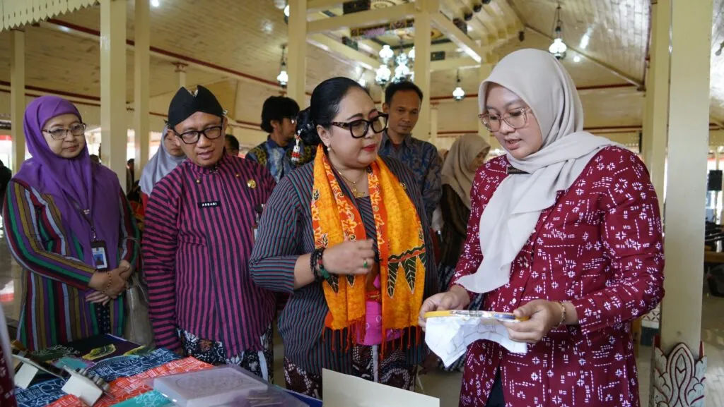 Gelar Pertunjukan Rakyat dan Pameran Batik Gayeng Guyub Sidomukti, Pemkab Gunungkidul Dorong Kreativitas dan Kemandirian Sekolah