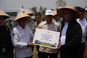 Sambangi PIAT UGM, Mentan Amran Puji Riset Padi Gamagora dan Kedelai Lokal
