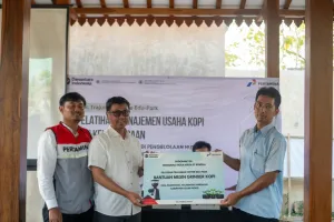 Tingkatkan Produktivitas Petani Samigaluh, UGM dan FT Rewulu Serahkan 500 Bibit Kopi Robusta dan Mesin Giling
