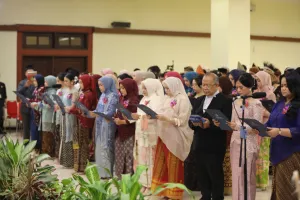 Lantik 61 Dokter Baru, UGM Ingatkan Pentingnya Pengabdian dan Etika Profesi