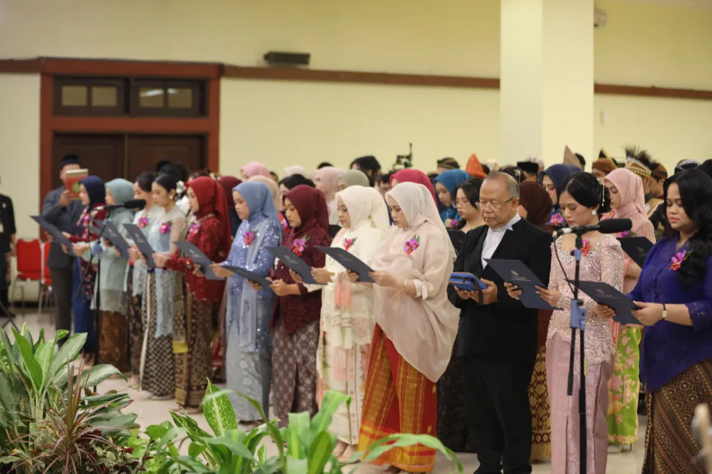 Lantik 61 Dokter Baru, UGM Ingatkan Pentingnya Pengabdian dan Etika Profesi