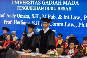 Kado 25 Tahun Pernikahan, Pasangan Suami Istri Dikukuhkan sebagai Guru Besar FH UGM