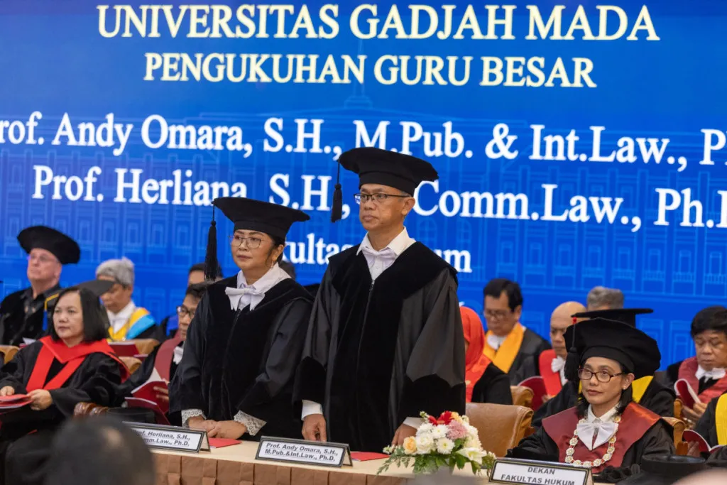 Kado 25 Tahun Pernikahan, Pasangan Suami Istri Dikukuhkan sebagai Guru Besar FH UGM